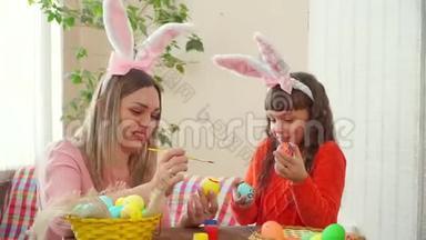 母亲和女儿准备过一个快乐的复活节，画鸡蛋，我女儿保存着像眼睛一样画的鸡蛋。